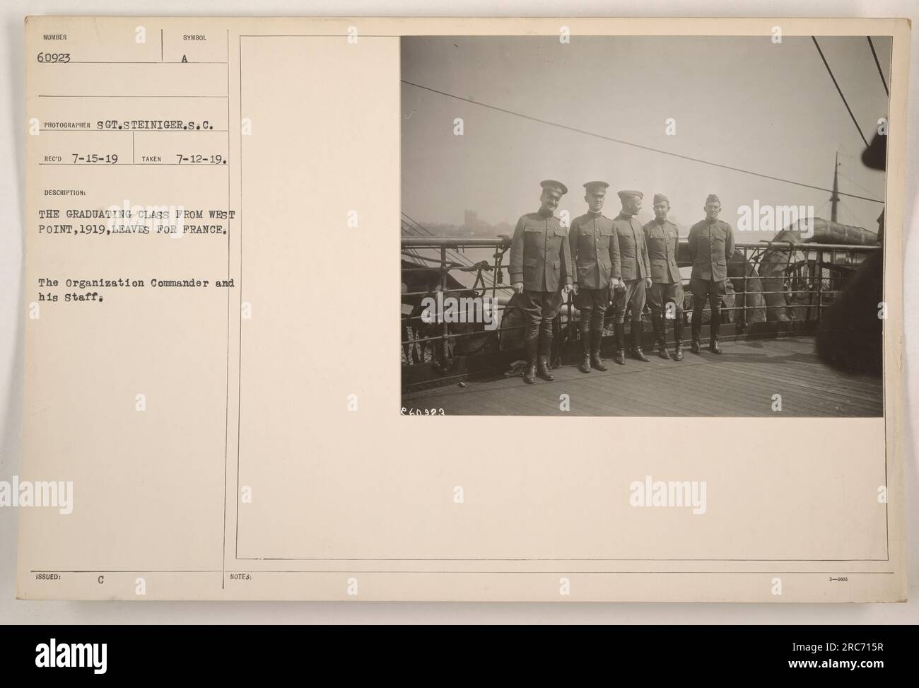 Das Bild zeigt die Abschlussklasse von West Point im Jahr 1919, die während des Ersten Weltkriegs nach Frankreich abreist. Der Befehlshaber der Organisation und sein Stab sind auf dem Foto zu sehen. Der Fotograf für das Bild ist Sergeant Steiniger. Die Beschreibung auf dem Foto besagt, dass es am 12. Juli 1919 aufgenommen und am 15. Juli 1919 erhalten wurde. Stockfoto