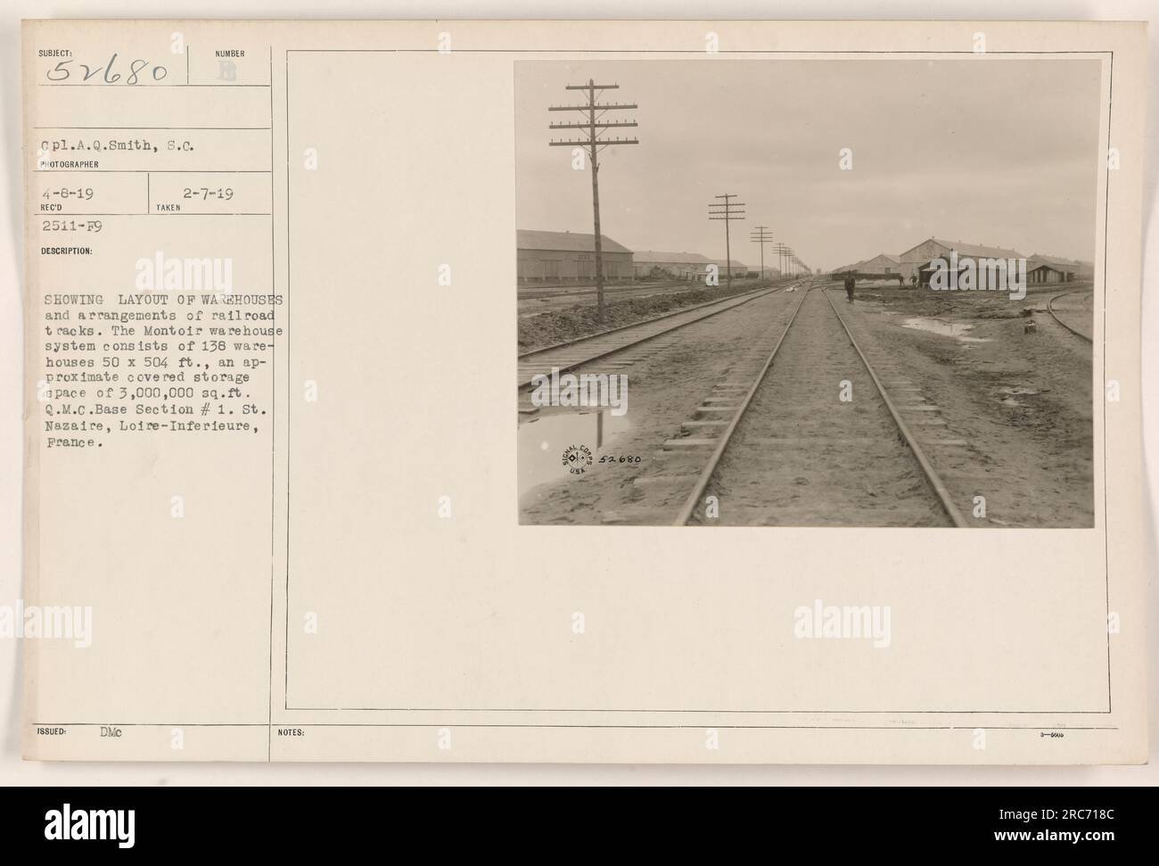 Lageranordnung und Anordnung von Schienenstrecken im Lagersystem von Montoir in St. Nazaire, Frankreich im 1. Weltkrieg. Das System besteht aus 138 Lagern mit einer Größe von 50 x 504 m und einer Fläche von ca. 3.000.000 m2. Überdachter Stauraum. Foto aufgenommen am 8. April 1919. CPL.A.Q.Smith, s.c. Fotograf. Studienteilnehmer-ID: 52680. Beschreibung ausgestellt am 7. Februar 1919. Das Foto zeigt die Organisation und Infrastruktur des Lagersystems. Stockfoto