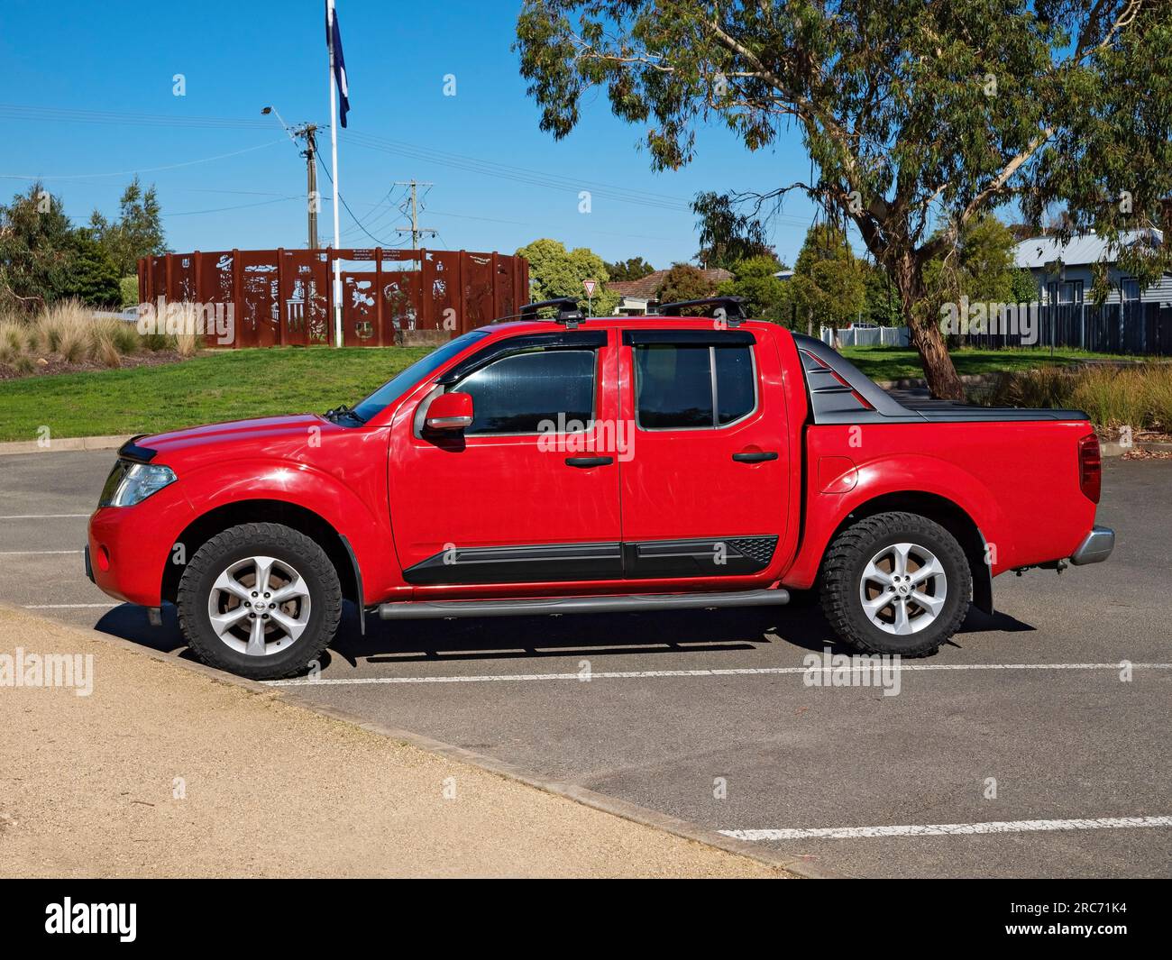 Ballarat Australien / A 2012 Nissan Navara ST D40 Serie 6 mit Schaltgetriebe 4x2 Dual Cab in Parkbucht. Stockfoto