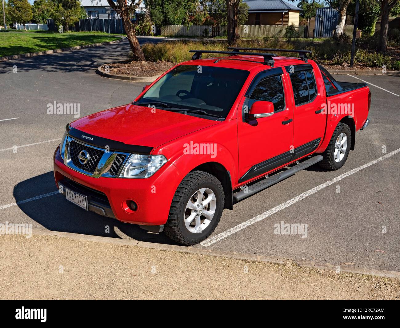 Ballarat Australien / A 2012 Nissan Navara ST D40 Serie 6 mit Schaltgetriebe 4x2 Dual Cab in Parkbucht. Stockfoto