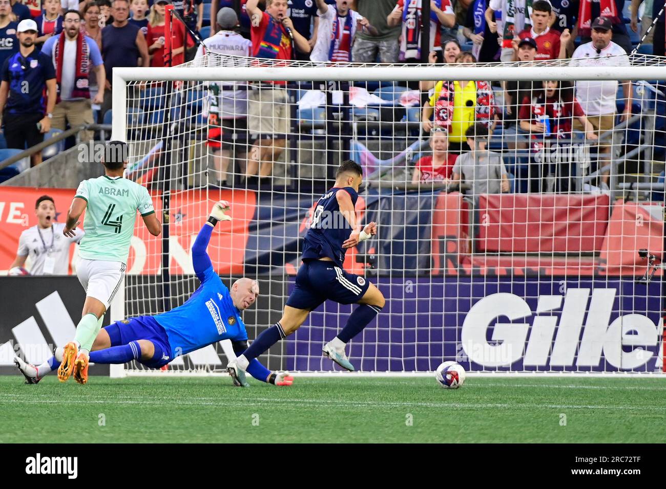 Foxborough Massachusetts, USA. 12. Juli 2023. New England Revolution Forward Giacomo Vrioni (9) erreicht Atlanta United Torwart Brad Guzan (1) nicht, der in der ersten Halbzeit in Foxborough Massachusetts ein Tor geschossen hat. Eric Canha/CSM/Alamy Live News Stockfoto