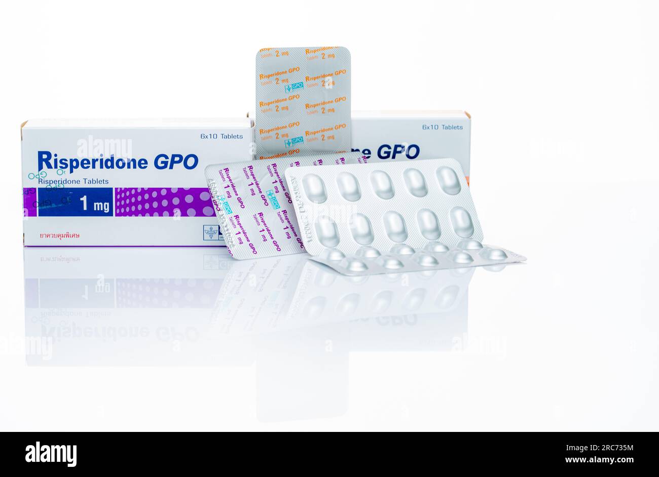 CHONBURI, THAILAND-29. APRIL 2023: Risperidon GPO in Blisterpackung und Pappschachtel. Risperidon Tabletten Pille zur Behandlung von Schizophrenie, bipolare Störung Stockfoto