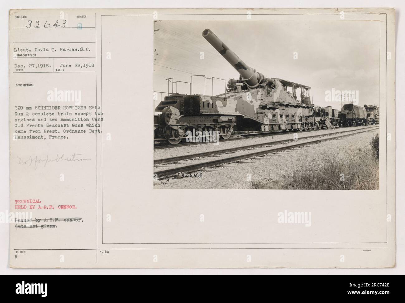 Leutnant David T. Harlan wird mit einem 320-mm-Schneider-Haubitzer und einem kompletten Zug abgebildet, außer zwei Triebwerken und zwei Munitionswagen. Das Foto wurde am 22. Juni 1918 im Landwirtschaftsministerium in Haussimont, Frankreich, aufgenommen. Das Bild zeigt alte französische Seeteufelwaffen, die aus Brest stammen. Das Foto ist im Besitz von A.E.F. Zensor und wurde von A.E.P. angenommen CONGOT für Veröffentlichung. Weitere technische Einzelheiten oder Ausstellungsdatum werden nicht angegeben. Stockfoto
