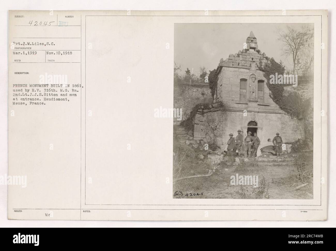 Pvt. J.M. Liles, S.C. 42045, am 1. März 1919 fotografiert. Das Foto zeigt ein französisches Denkmal, das 1861 erbaut wurde und von der H.V. 316. M.G. Bn. Genutzt wurde. Die Abbildung zeigt 2. LT. J.J.S. Sitton und seine Männer am Eingang des Denkmals. Der Standort ist Haudiomont, Mause, Frankreich. Das ist Notiz Nummer 4204-5. Stockfoto