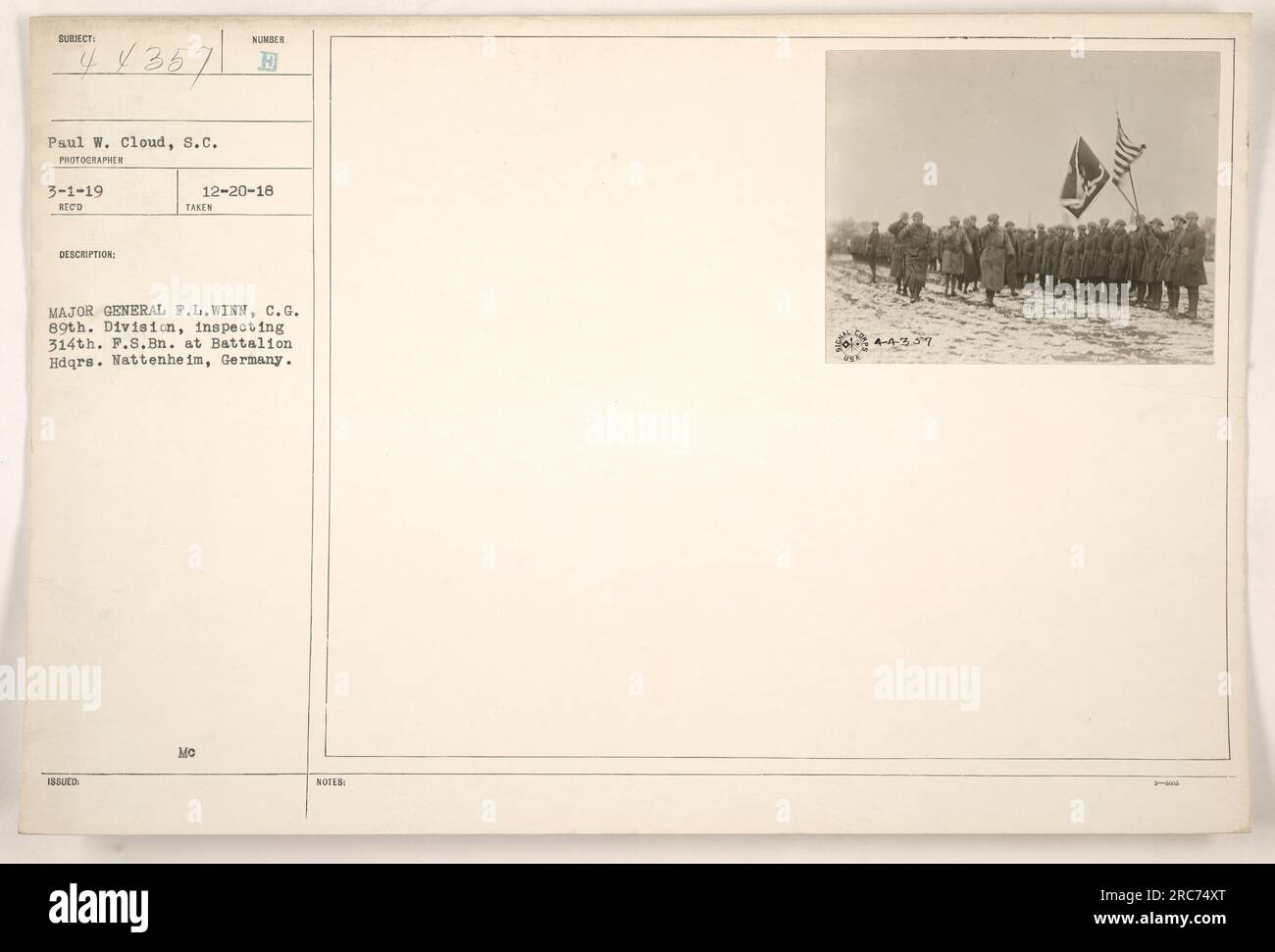 Generalmajor F.L. Winn, der Befehlshaber der 89. Division, inspiziert das 314. Feldsignalbataillon im Bataillonshauptquartier in Nattenheim. Dieses Foto wurde am 20. Dezember 1918 von Paul W. Cloud aufgenommen. Stockfoto