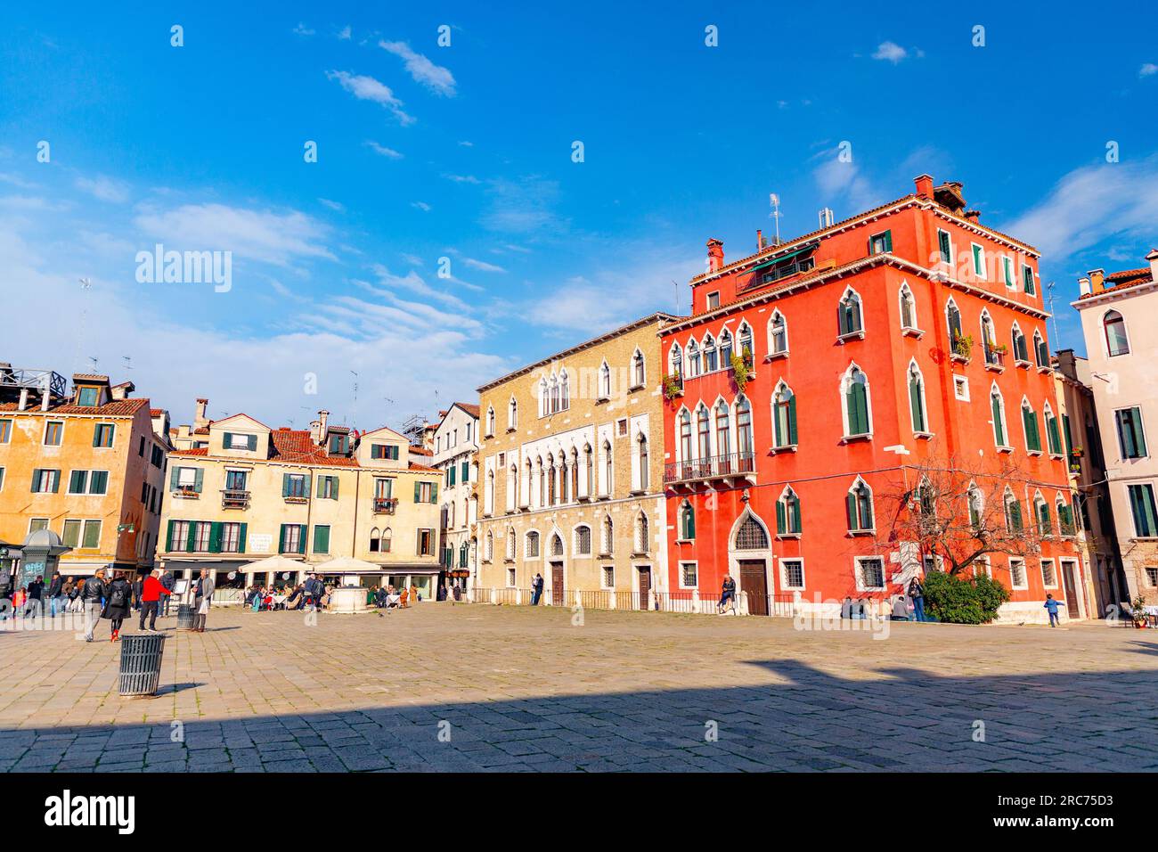 Venedig, Italien - 2. April 2022: Campo Sant'Angelo, auch bekannt als Campo Sant'Anzolo, ist ein Stadtplatz im Sestiere von San Marco, in der Stadt Venic Stockfoto