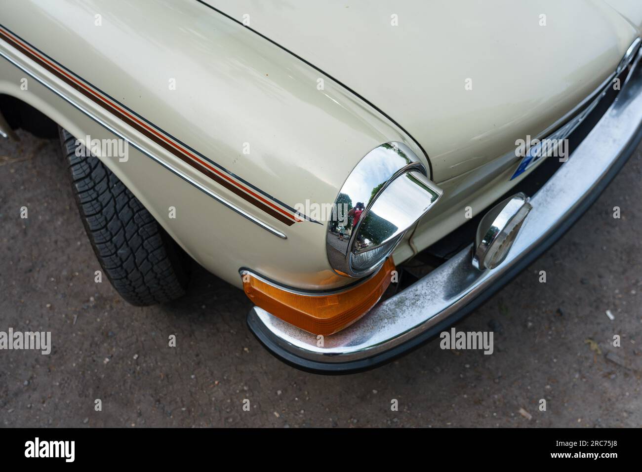 WERDER (HAVEL), DEUTSCHLAND - 20. MAI 2023: Die Fragmentierung eines kompakten Familienwagens Volkswagen Typ 3 1600L, 1971. Oldtimer - Festival Werder Classics 2023 Stockfoto