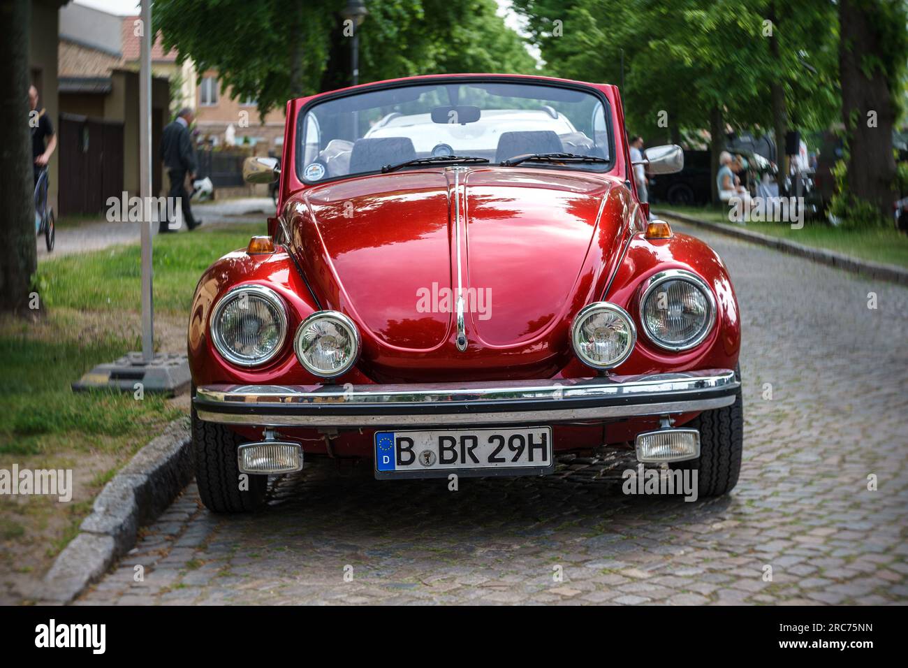 WERDER (HAVEL), DEUTSCHLAND - 20. MAI 2023: Das preiswerte Kleinwagen Volkswagen Beetle Cabriolet. Bokeh, Kunstlinse. Stockfoto