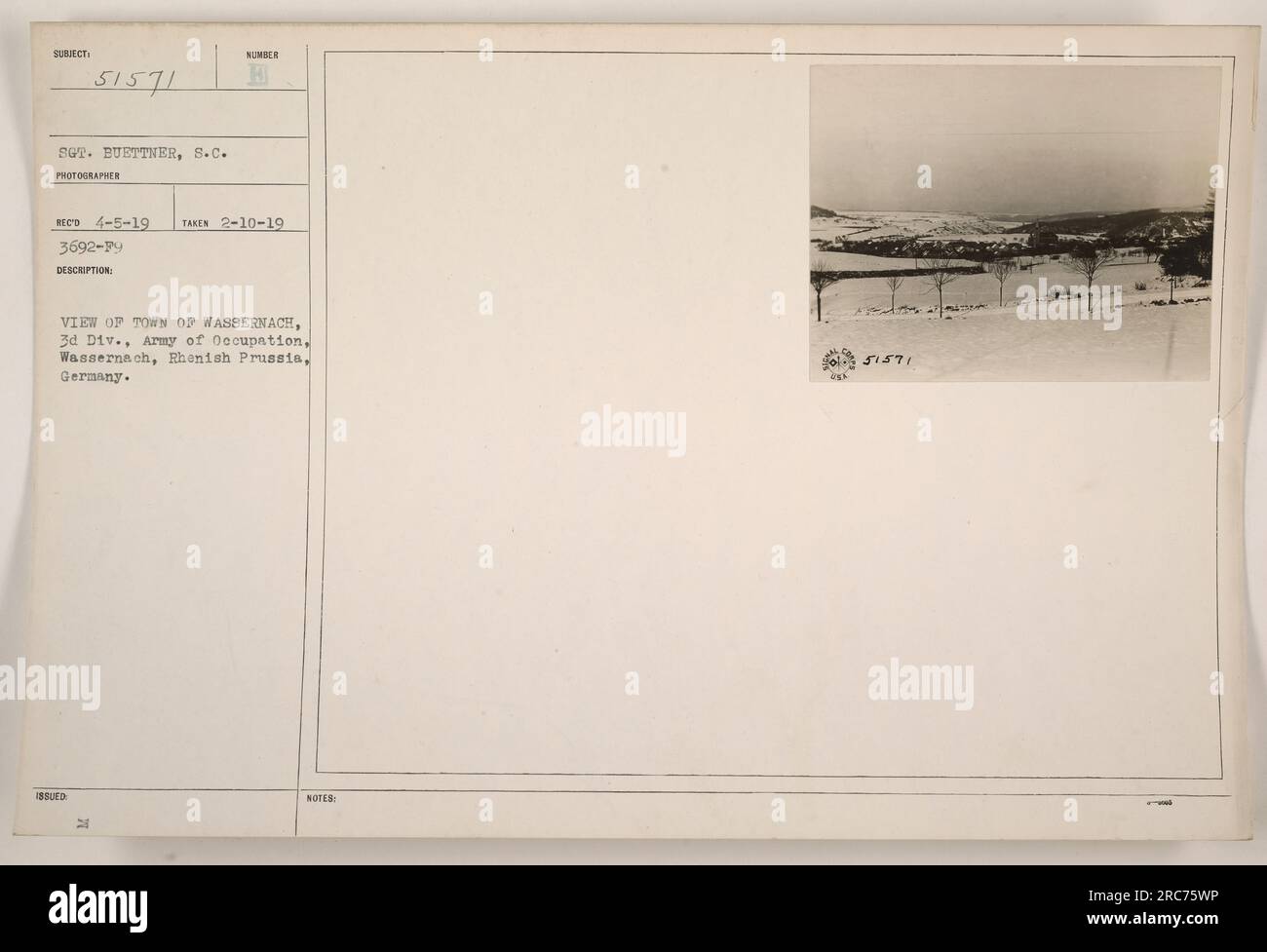 Dieses Foto zeigt die Stadt Wassernach in Rheinpreußen. Es wurde von Sergeant Buettner, S.C. für die Besatzungsarmee aufgenommen. Die Aussicht bietet einen herrlichen Blick auf die Stadt, die Landschaft und Architektur. Das Bild wurde am 10. Februar 1919 aufgenommen. Der Fotograf mit der Nummer H RECO 4-5-19 NIMMT 2-10-19 3692-79 auf. Stockfoto