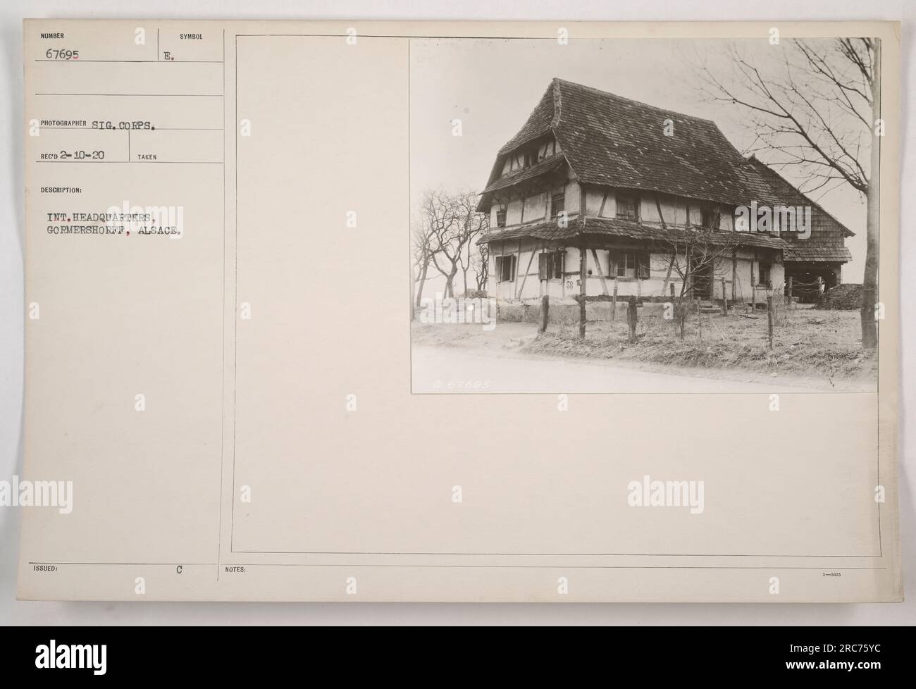 Innenfoto eines Hauptquartiers im Elsass Gormershorff während des Ersten Weltkriegs. Das Bild mit der Nummer 67695 wurde von Fotograf Sig aufgenommen. Coeps am 10. Februar 1920. Es zeigt einen Raum mit verschiedenen Dekorationen und trägt die Initialen „E.S.“ auf einem symbolischen Element. Stockfoto