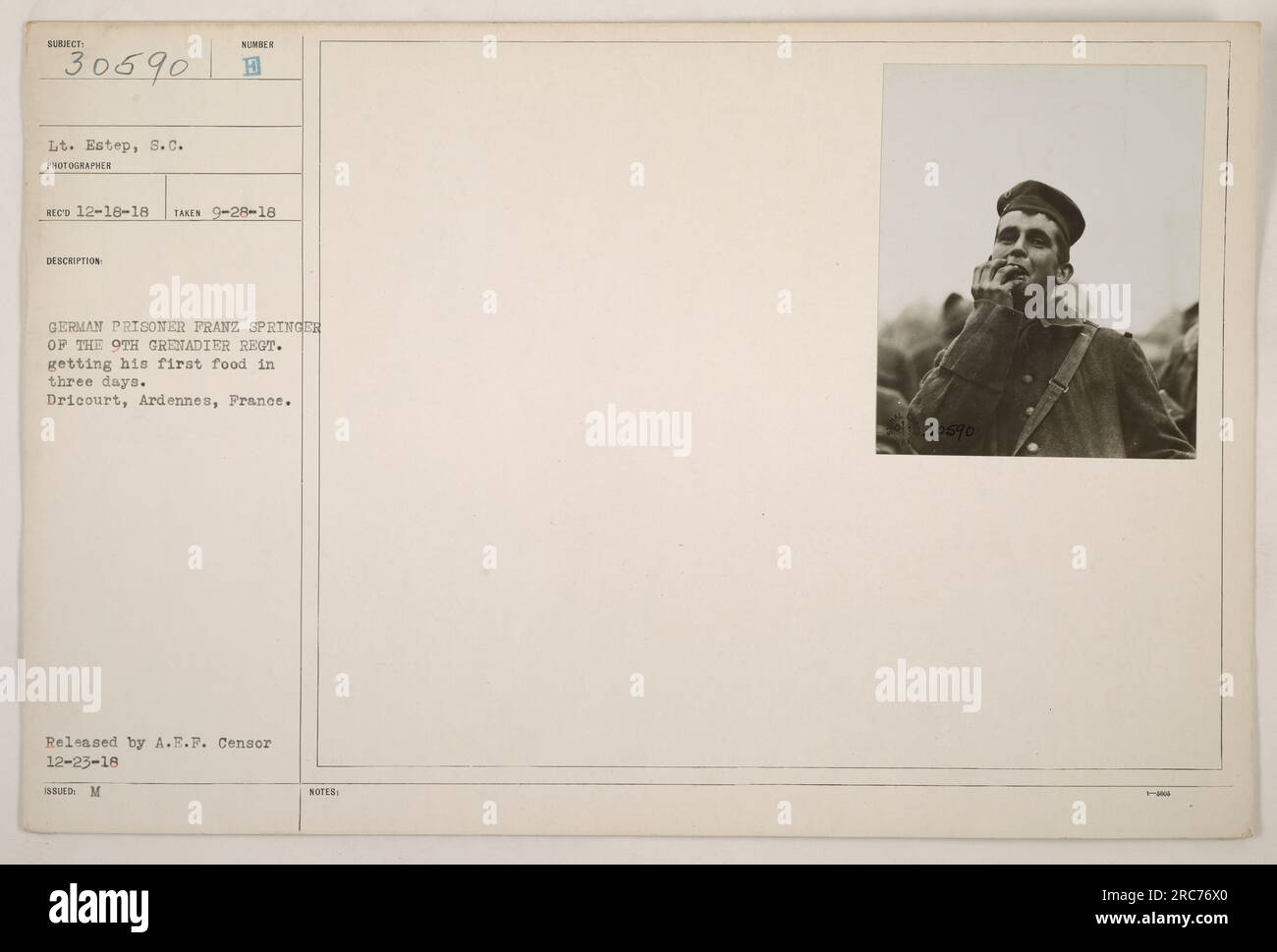 Deutscher Gefangener Franz Springer vom 9. Grenadier-Regiment, der zum ersten Mal seit drei Tagen in Dricourt, Ardennen, Frankreich während des Ersten Weltkriegs Nahrung erhält Dieses Foto wurde von LT. Estep am 28. September 1918 aufgenommen. Es wurde von A.E.F. veröffentlicht Zensor am 23. Dezember 1918. Stockfoto