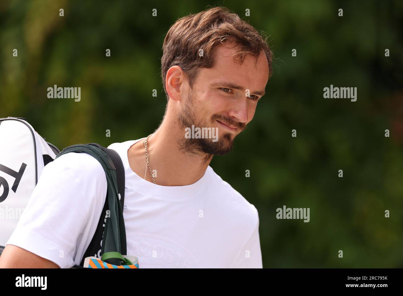 12. Juli 2023; All England Lawn Tennis and Croquet Club, London, England: Wimbledon Tennis Tournament; Daniil Medvedev geht zu den Übungsplätzen Stockfoto