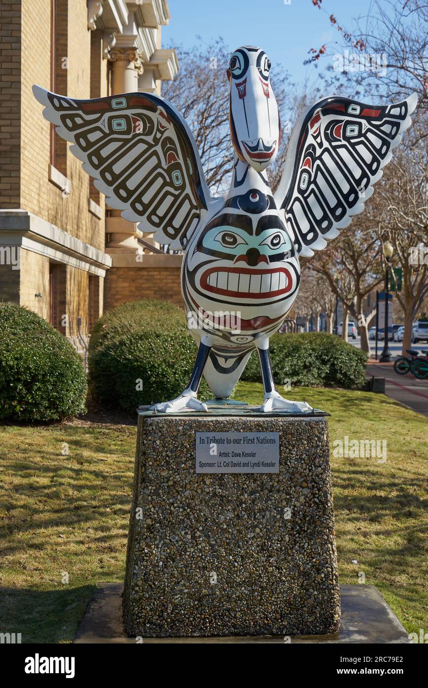Eine Pelikan-Skulptur des Künstlers Dave Kessler mit dem Titel „in Tribute to Our First Nations“ (zu Ehren unserer ersten Nationen) feiert die Kultur und Spiritualität der Ureinwohner. Stockfoto