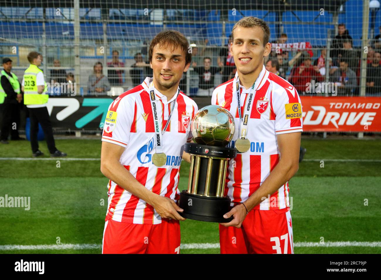 Sankt Petersburg, Russland. 12. Juli 2023. Jovan Sljivic (L), Vladimir Lucic (R), Fußballspieler des FC Crvena Zvezda Belgrad nehmen an der Preisverleihung des internationalen Fußballvereins Paris Match Premier Teil. Der Crvena Zvezda Football Club gewann nach dem Spiel Crvena Zvezda - Fenerbahce Istanbul, bei dem der Crvena Zvezda Belgrad mit einem Ergebnis von 3:1 gewonnen hatte, das internationale Fußballturnier des Paris Premier Cup. Kredit: SOPA Images Limited/Alamy Live News Stockfoto