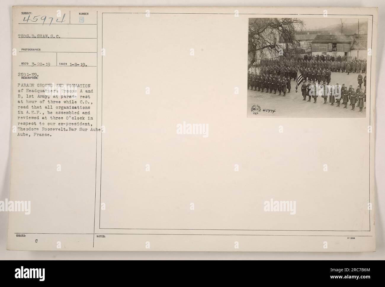 Die Hauptquartiere A und B der 1. Armee sind auf diesem Foto auf dem Paradeplatz in Bar Sur Aube, Frankreich, zu sehen. Die Soldaten sind in Formation und warten auf die Überprüfung zu Ehren des ehemaligen Präsidenten Theodore Roosevelt. Das Foto wurde am 8. Januar 1919 von Thos aufgenommen. D. Shaw, ein Fotograf des Signalkorps. Stockfoto