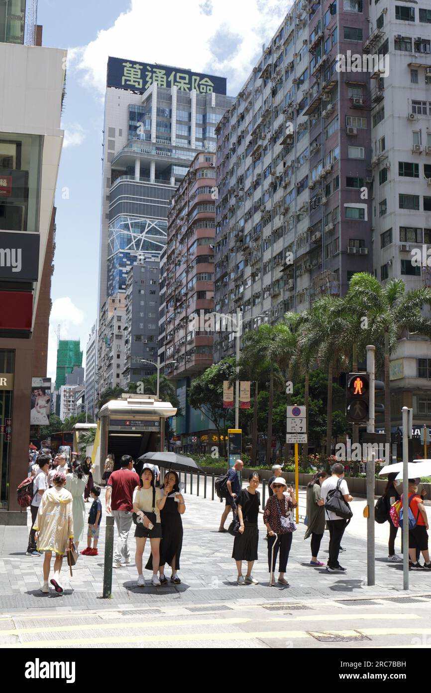 Vertikale Ansicht der Nathan Road, Blick nach Norden von der Peking Road, Tsim Sha Tsui, Kowloon, Hongkong Thema: Festlandchina-Touristen, Tourismus. Wirtschaft Stockfoto