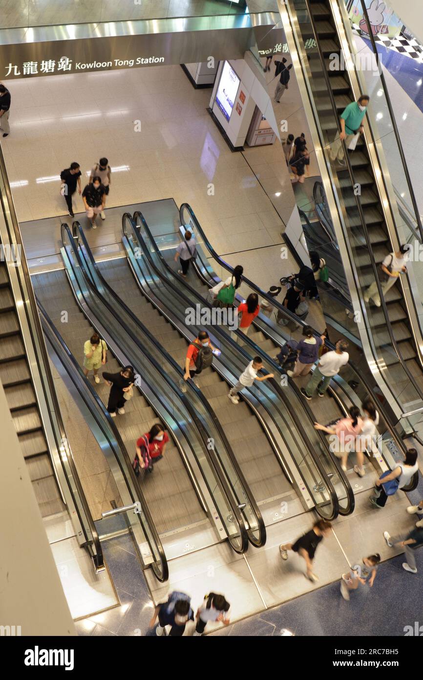 Rolltreppen zur Festival Walk Shopping Mall (beliebt bei Touristen auf dem Festland) von Kowloon Tong MTR Station, Kowloon, Hongkong, China Stockfoto