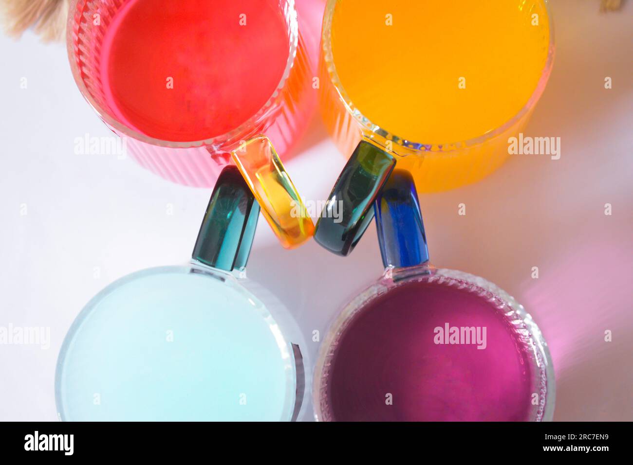 Bunte Getränke in einem Glasbecher Stockfoto