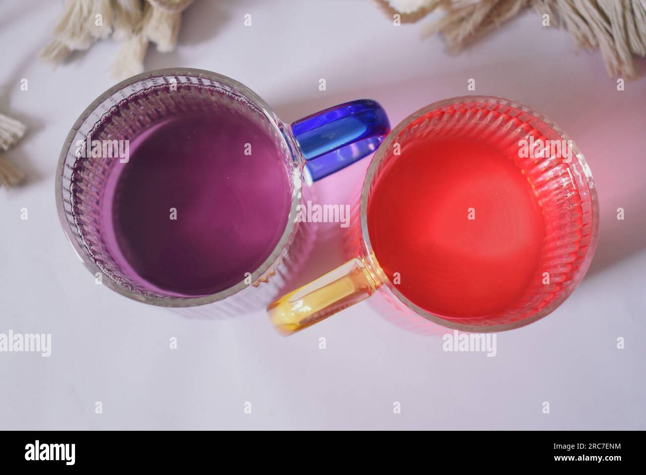 Bunte Getränke in einem Glasbecher Stockfoto