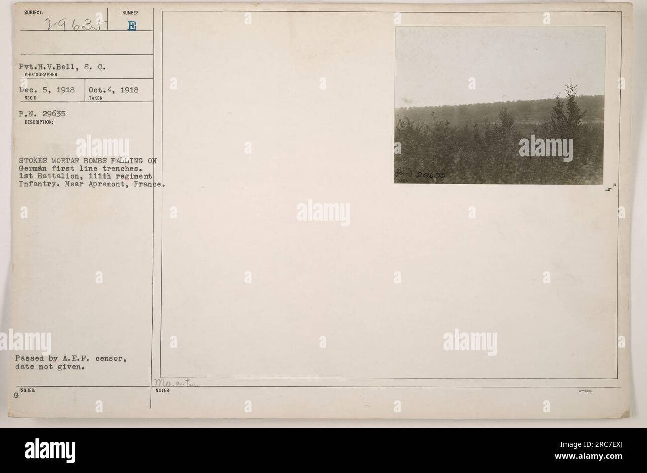 Soldaten des 1. Bataillons, 111. Regiment Infanterie, werden gesehen, wie sie Stokes-Mörserbomben auf deutsche erste-Linie-Schützengräben in der Nähe von Apremont, Frankreich, abfeuern. Das Foto wurde von Pvt. H.V. Glocke am 4. Oktober 1918. Dieses Bild ist Teil der Fotosammlung von amerikanischen Militäraktivitäten während des Ersten Weltkriegs. Es wurde vom A.E.P. Zensor genehmigt und ist als Nummer 296351 katalogisiert. Stockfoto
