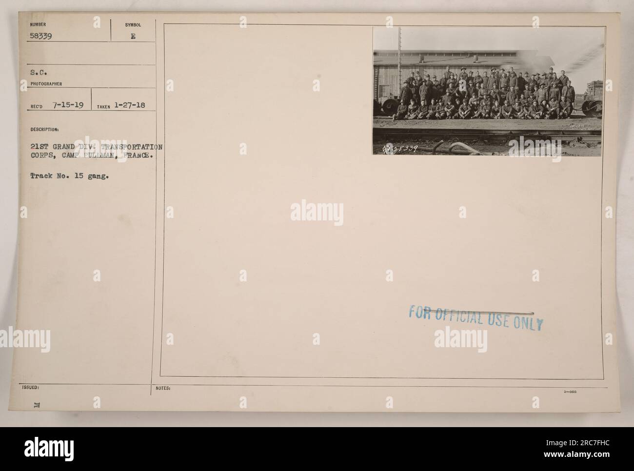 Mitglieder des 21. Grand Division Transportation Corps werden auf Gleis Nr. 15 im Camp Pullman, Frankreich, gesehen. Das Foto wurde am 27. Januar 1918 aufgenommen, und die Beschreibung des Fotografen ist als „RECO 7-15-19“ erkennbar. Das Bildsymbol wird als „188UED: E 21. GRAND DIV. TRANSPORTKORPS, CAMP PULLMAN, FRANKREICH. Die Überschrift enthält auch einen Hinweis mit der Aufschrift „NUR FÜR AMTLICHE ZWECKE“. Stockfoto