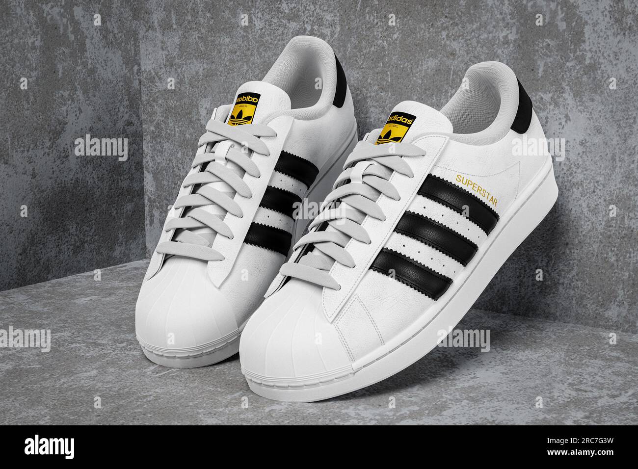 New York, USA - 20 . Juni 2023 : Adidas Superstar Original weiße Sneaker.  Sport- und Modeschuhe. Weiß-schwarzer Sneaker auf grauem Beton Urban  Stockfotografie - Alamy