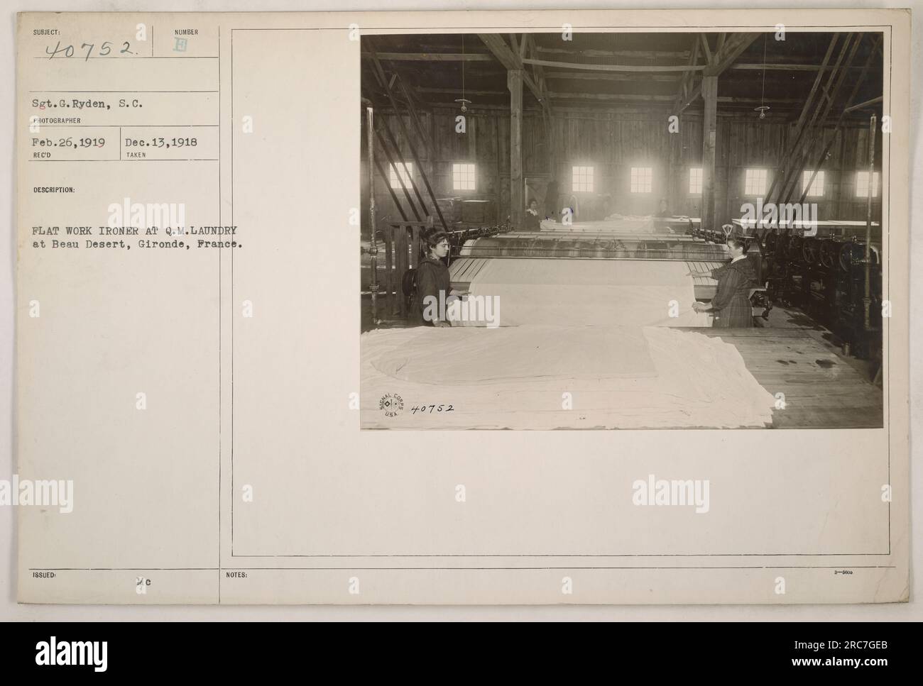 Sergeant G. Ryden betreibt einen "Sung Flat Work Ioner" im Q.M. Wäscherei in Beau Desert, Gironde, Frankreich. Das Foto wurde am 26. Februar 1919 aufgenommen und erhielt es am 13. Dezember 1918. Stockfoto