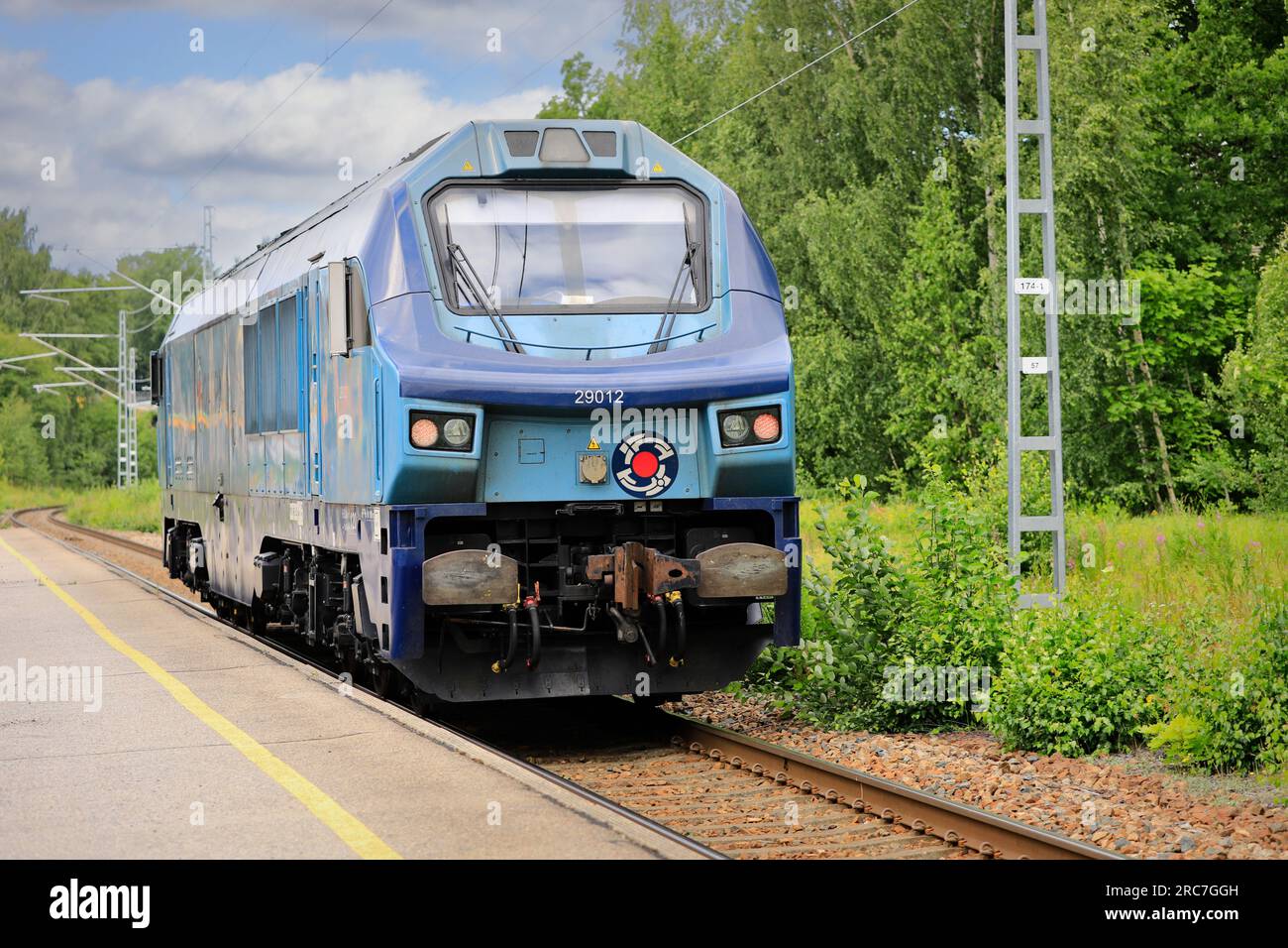 DR20 Nr. 29012 Tülomsaş baute die Diesellokomotive der Operail Finland, die jetzt im Besitz der North Rail Oy ist, passiert den Bahnhof Tammisaari. Finnland. 7. Juli 2023. Stockfoto