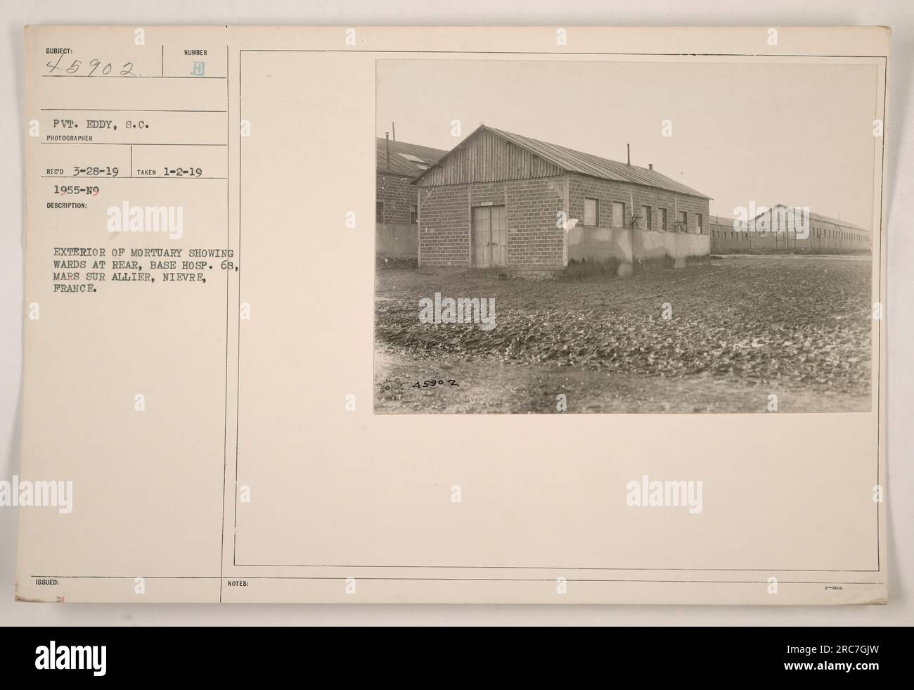 Außenansicht der Leichenhalle am Base Hospital 68 in Mars sur Allier, Nievre, Frankreich. Das Foto wurde am 2. Januar 1919 von Pvt. Eddy, S.C., aufgenommen und mit den Notizen herausgegeben, in denen auf die Nummer 45902 verwiesen wird. Stockfoto