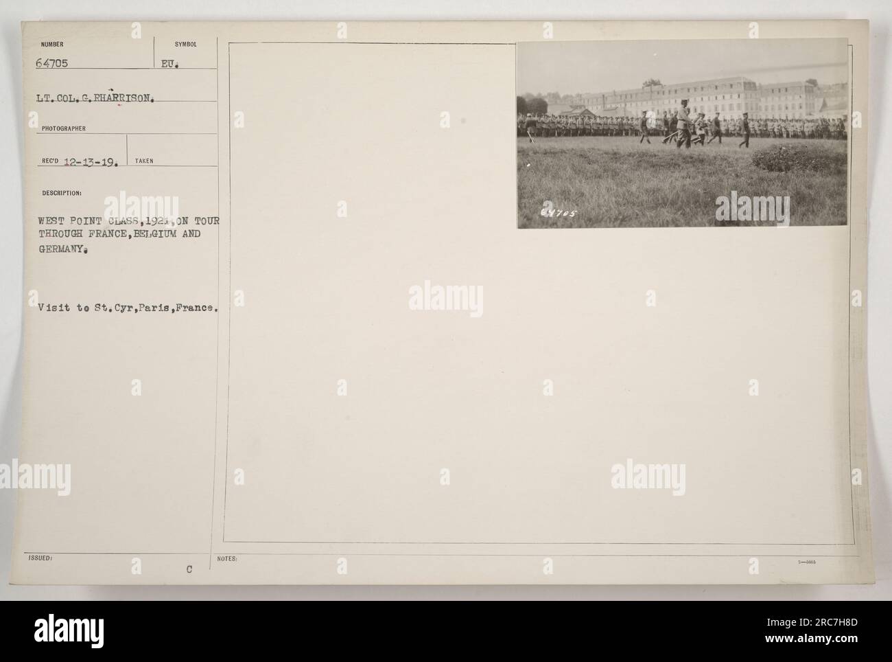 West Point Klasse 1921 bei Besuch von St. Cyr in Paris, Frankreich während ihrer Reise durch Frankreich, Belgien und Deutschland. Sie werden auf diesem Foto während ihres Besuchs als Teil ihrer militärischen Aktivitäten festgehalten. Das Foto wurde am 13. Dezember 1919 von Oberstleutnant G. Rharrison aufgenommen und hat die Referenznummer 64705. Hinweise weisen darauf hin, dass das Foto als „EU“ klassifiziert ist und Teil der Reisedokumentation der West Point Class ist. Stockfoto