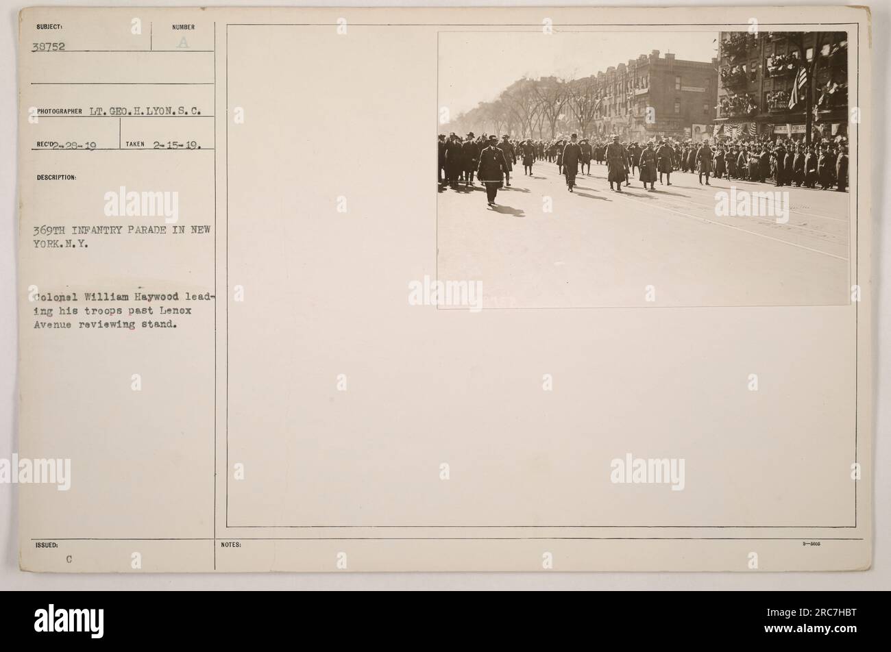 Die 369. Infanterieparade fand in New York statt. Colonel William Haywood kann auf diesem Foto gesehen werden, wie er die Truppen anführt, während sie an der Lenox Avenue vorbeimarschieren. Bild aufgenommen von LT. Geo H. Lyon. Stockfoto