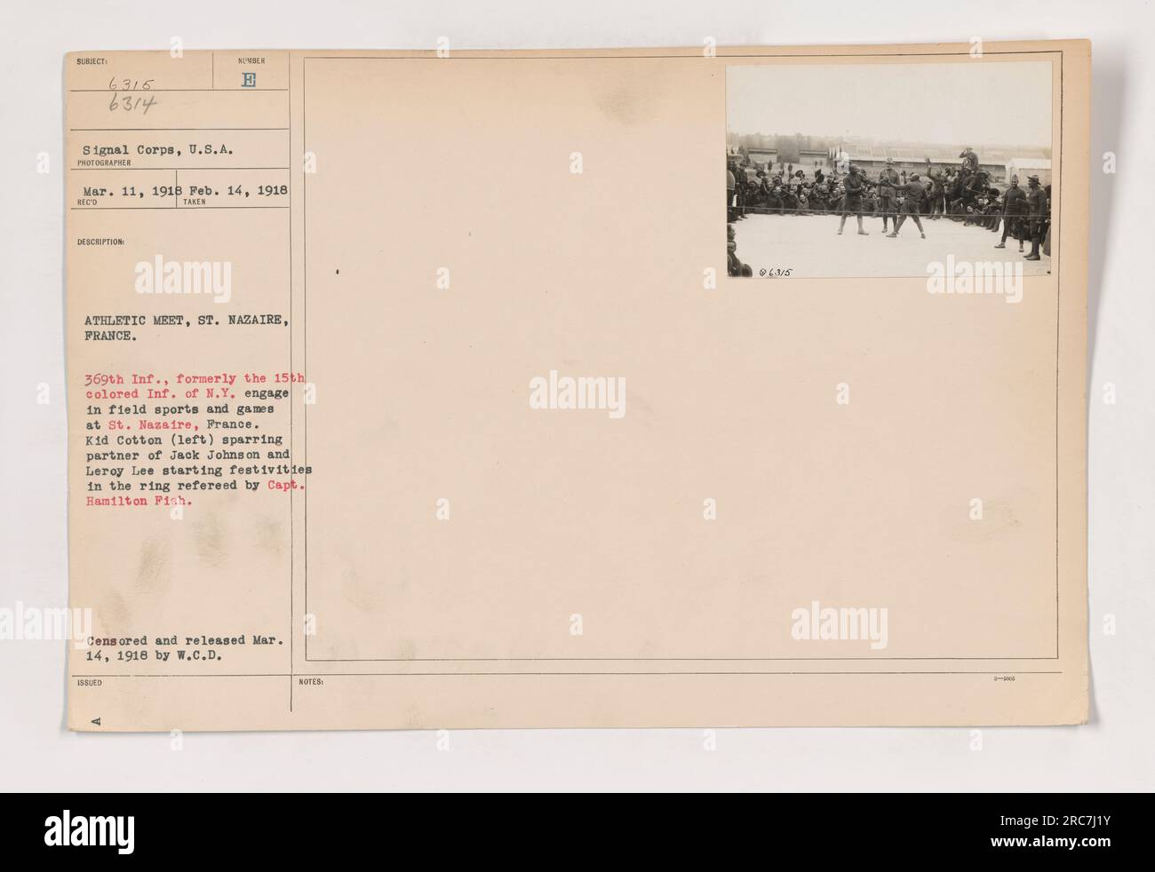 Boxwettbewerb zwischen Mitgliedern des 399. Infanterie-Boxens am 14. Februar 1918 in St. Nazaire, Frankreich. Kid Cotton, Sparringpartner von Jack Johnson, und Leroy Lee starten die Veranstaltung im Ring, empfohlen von Captain Hamilton Fish. Foto zensiert und veröffentlicht am 14. März 1918. Stockfoto