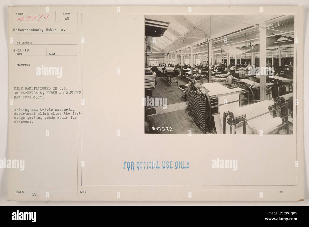 Titel: Silk Manufacturing bei Schwarzenback, Huber & Co Werk, New York City Beschreibung: Dieses Foto zeigt die Abteilung für Falten und Dreifachmessung im Werk Schwarzenback, Huber & Co. In New York City. Es zeigt die letzte Phase der Vorbereitung von Waren für den Versand und hebt die Seidenherstellung in den Vereinigten Staaten während des Ersten Weltkriegs hervor. Hinweise: Vertrauliches Dokument (nur zur amtlichen Verwendung), Lichtdatum: 18. April 1919 Stockfoto
