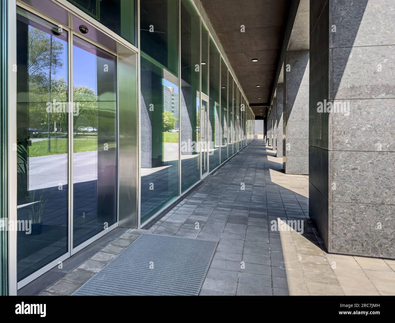 Modernes Geschäftsgebäude mit Glasfassade. Urbane Architektur. Stockfoto