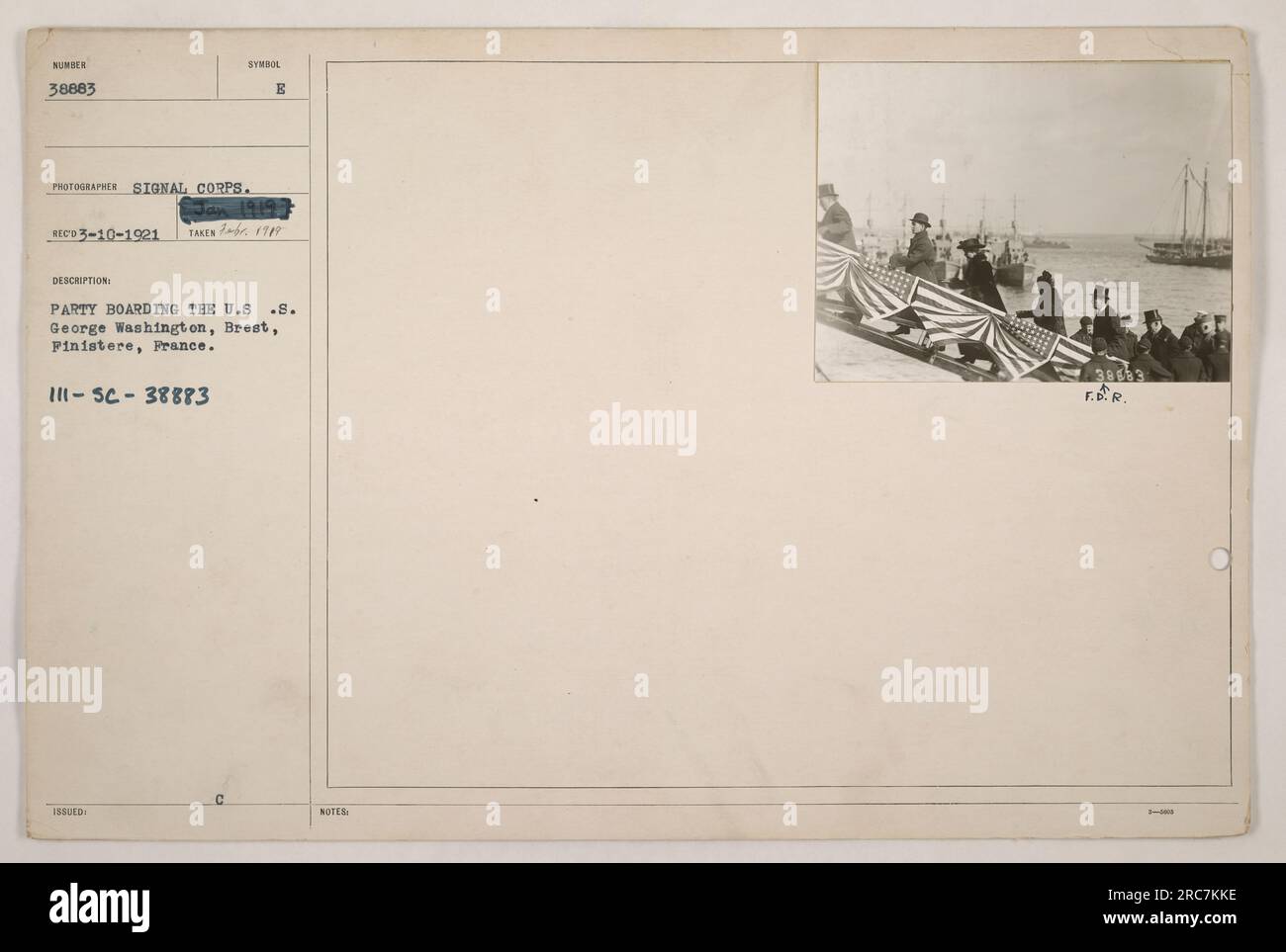 Amerikanisches Militär an Bord der U.S.S. George Washington in Brest, Pinistere, Frankreich während des Ersten Weltkriegs. Das Foto wurde im Januar 1919 von einem Fotografen des Signalkorps aufgenommen und offiziell am 10. März 1921 mit der Referenznummer 111-SC-38883 aufgenommen. Das Bild zeigt eine Gruppe von Soldaten, die sich auf das Schiff vorbereiten. Stockfoto