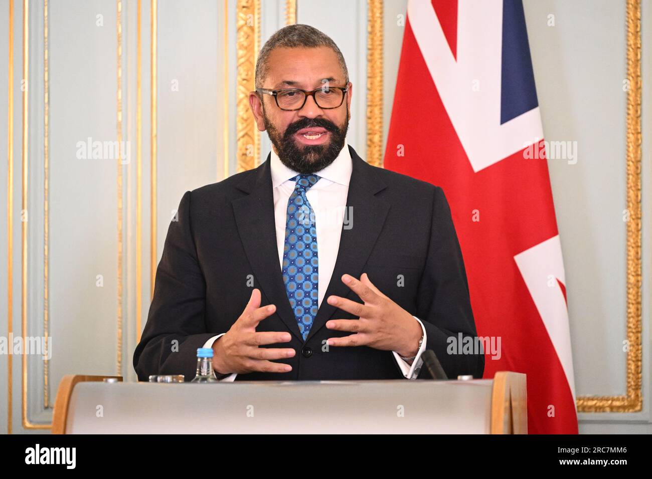 Aktenfoto vom 20. Oktober 06/23 von Außenminister James, der während einer Pressekonferenz in Carlton Gardens in London geschickt gesprochen hat. Herr clever besucht Indonesien zu Gesprächen mit dem ASEAN-Block südostasiatischer Länder. Der Besuch ist der jüngste Hinweis auf die Versuche des Vereinigten Königreichs, enge Beziehungen in der Region aufzubauen. Ausgabedatum: Donnerstag, 13. Juli 2023. Stockfoto