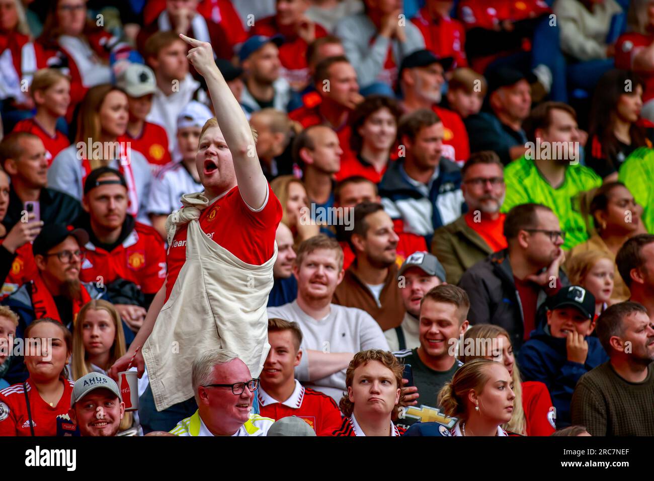 Oslo, Norwegen, 12. Juli 2023. Ein Unterstützer von Manchester United mit einer unhöflichen Geste gegen Leeds United-Fans im Spiel zwischen Manchester United und Leeds United im Ullevål-Stadion in Oslo. Kredit: Frode Arnesen/Alamy Live News Stockfoto