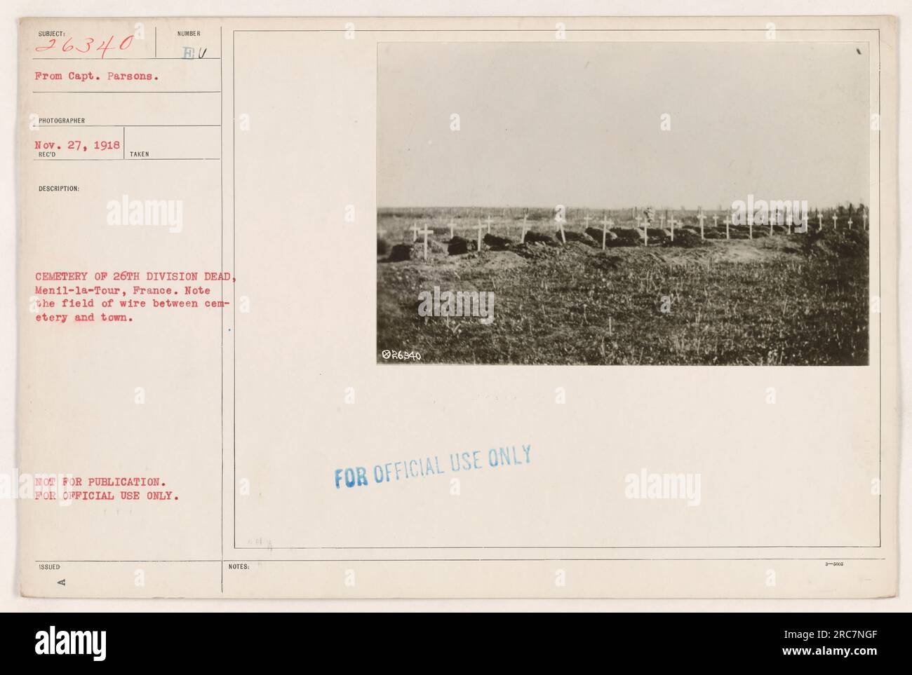 Das Bild zeigt den Sumber-Friedhof der 26. Division tot in Menil-la-Tour, Frankreich während des Ersten Weltkriegs. Ein Drahtseil trennt den Friedhof von der Stadt. Dieses Foto wurde am 27. November 1918 von Fotograf Capt. Parsons aufgenommen und ist mit „nur zur amtlichen Verwendung, nicht zur Veröffentlichung“ gekennzeichnet. Stockfoto