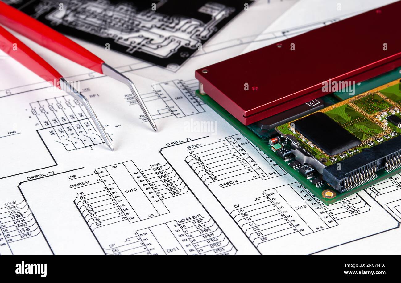 Elektronikkarte und Pinzette auf dem Hintergrund des Schaltplans. Konzept für die Entwicklung und Konstruktion von elektronischen Geräten. Stockfoto