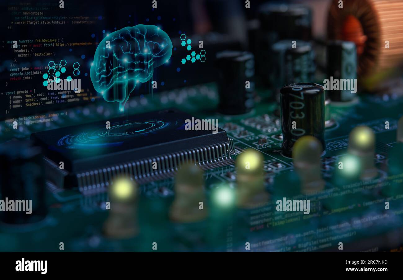 Leiterplatte mit Mikroschiff, Kondensatoren, Programmquellencode, leds und Hirn-Hologramm-Nahaufnahme. Das Konzept der künstlichen Intelligenz Stockfoto