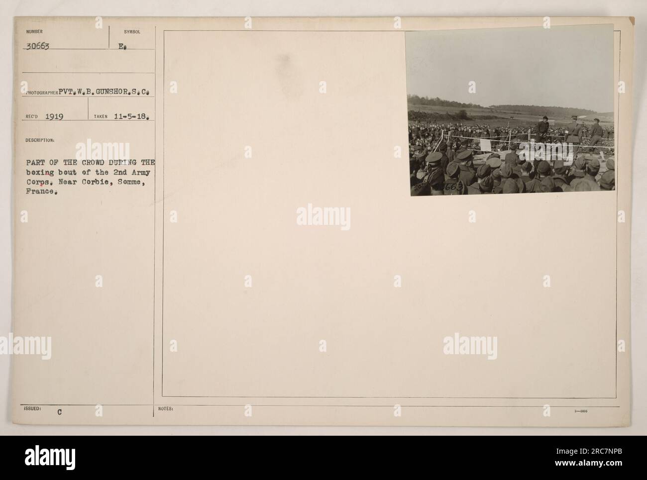 Eine Menge bildete sich während eines Boxkampfs des 2. Armeekorps bei Corbie, Somme, Frankreich, am 5. November 1918. Das Foto wurde von Pvt. W.B. Gunshor und die Beschreibung vermerken, dass es sich um ein bedeutendes Ereignis handelte, wie durch das ausgestellte E C-Symbol angezeigt. Stockfoto