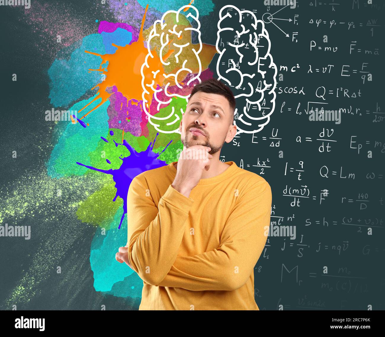 Logik und Kreativität. Der Mensch und die Darstellung der Gehirnhemisphären. Verschiedene Formeln und helle Farbflecken auf der Tafel Stockfoto