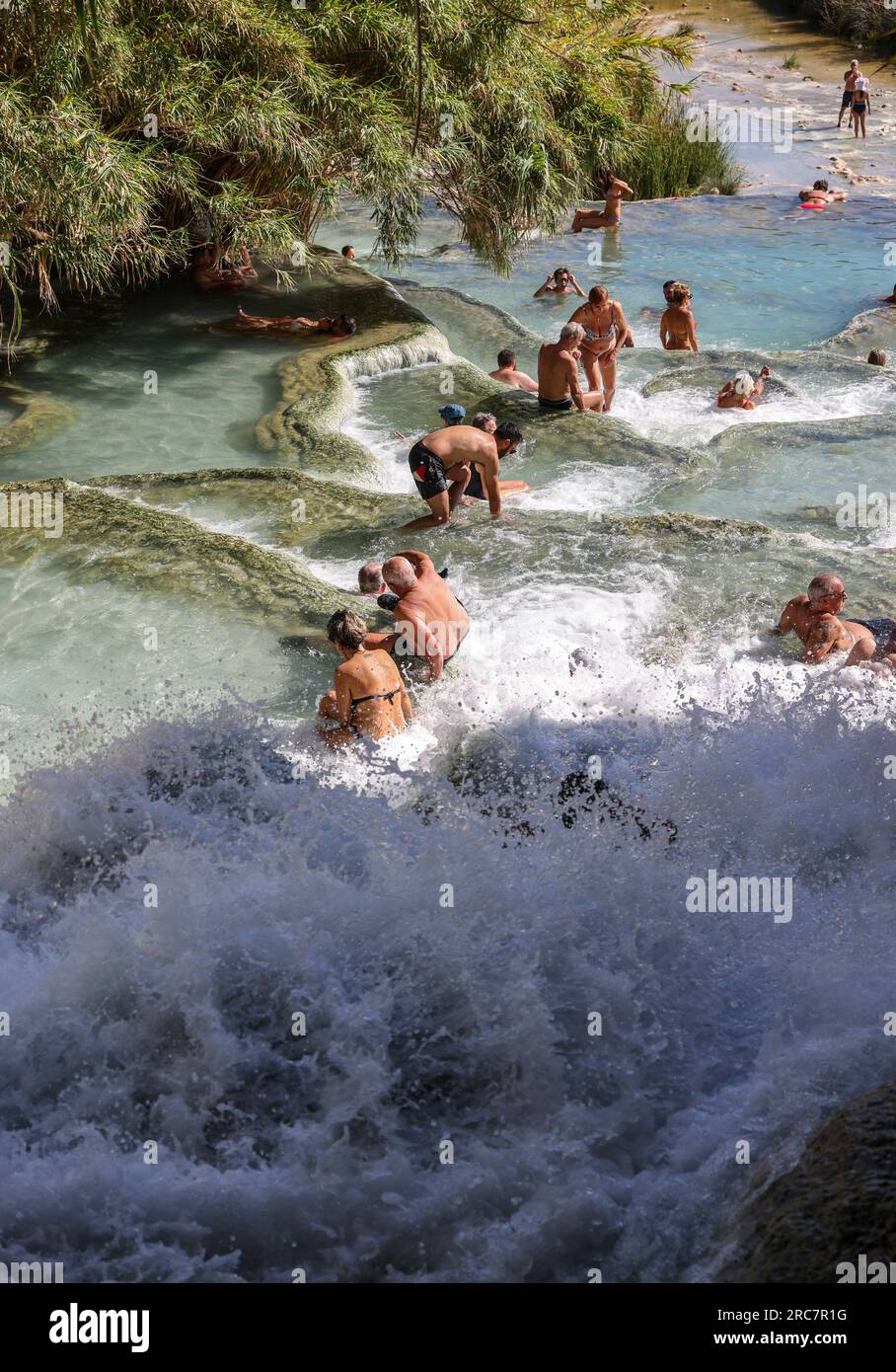 Saturnia, Italien - 13. September 2022: Die Menschen baden in den heißen Quellen der Saturnia Therme, Saturnia, Toskana, Italien Stockfoto