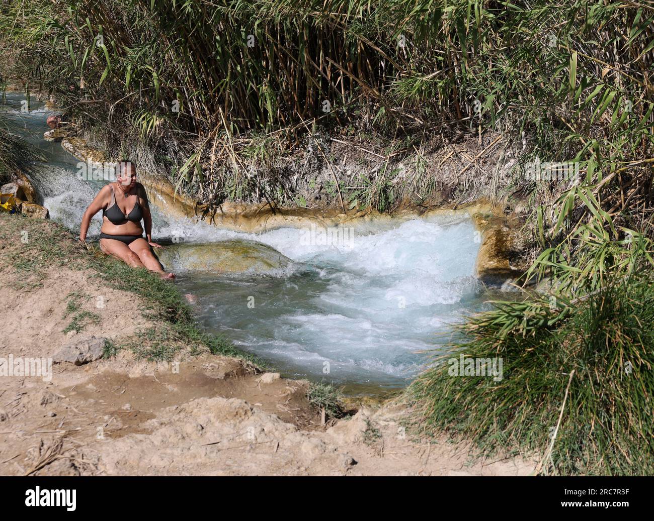 Saturnia, Italien - 13. September 2022: Die Menschen baden in den heißen Quellen der Saturnia Therme, Saturnia, Toskana, Italien Stockfoto