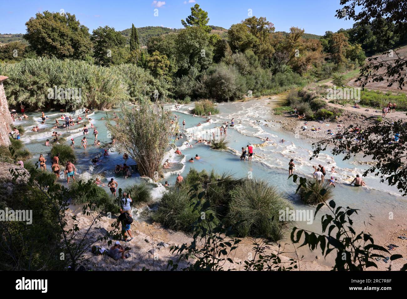 Saturnia, Italien - 13. September 2022: Die Menschen baden in den heißen Quellen der Saturnia Therme, Saturnia, Toskana, Italien Stockfoto