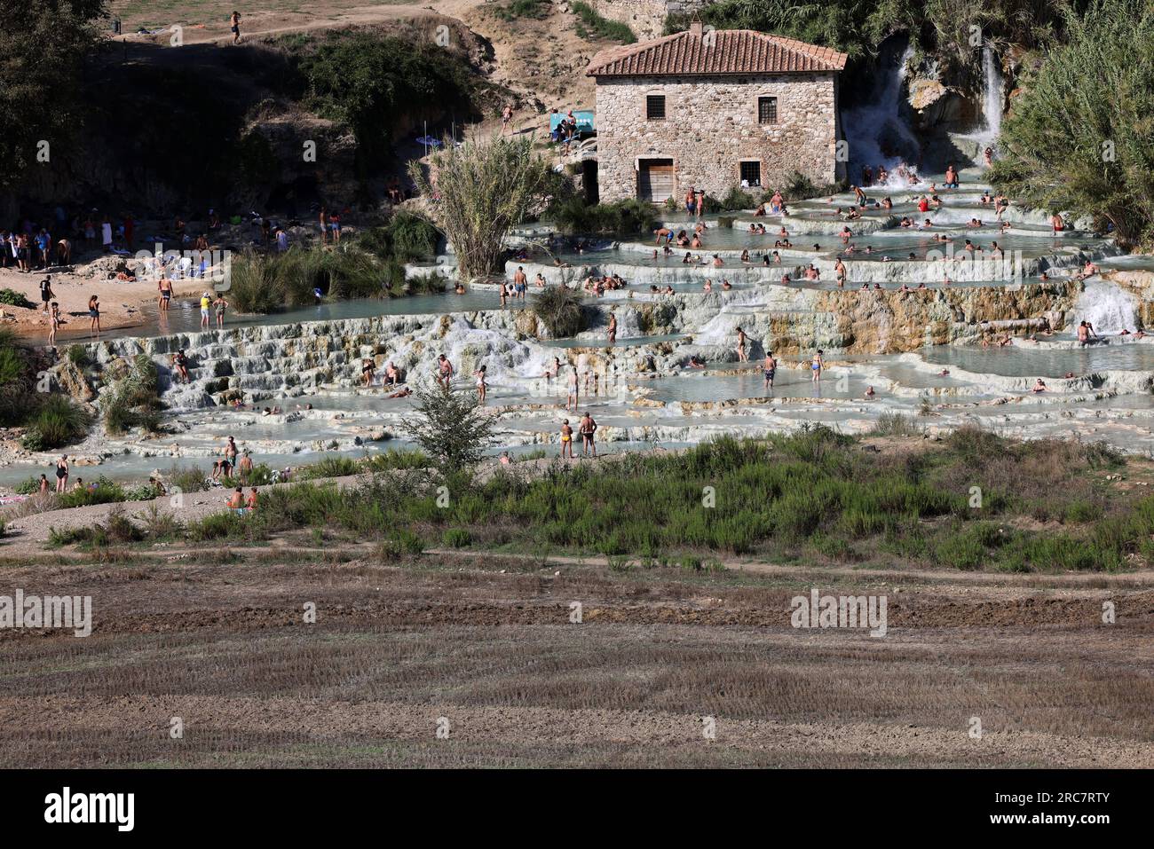 Saturnia, Italien - 13. September 2022: Die Menschen baden in den heißen Quellen der Saturnia Therme, Saturnia, Toskana, Italien Stockfoto