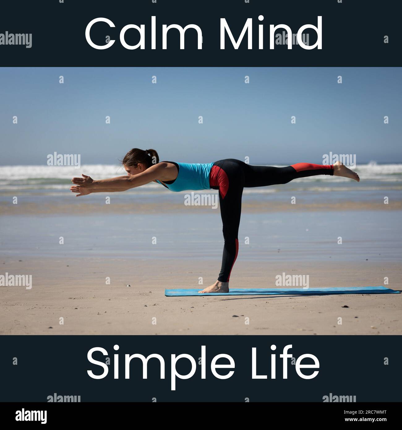 Zusammensetzung des ruhigen Geistes einfacher Lebenstext über einer weissen Frau, die Yoga am Strand praktiziert Stockfoto