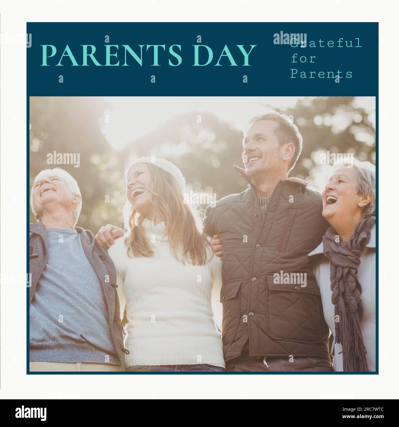 Elterntag, dankbar für Eltern SMS und glückliches weißes Paar und ältere Eltern draußen Stockfoto