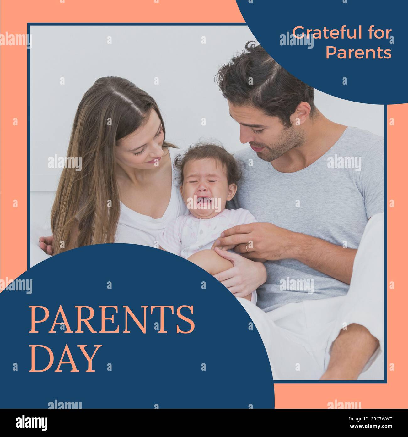 Dankbar für Eltern, Eltern Tag Text und glückliche weiße Eltern trösten Baby Stockfoto