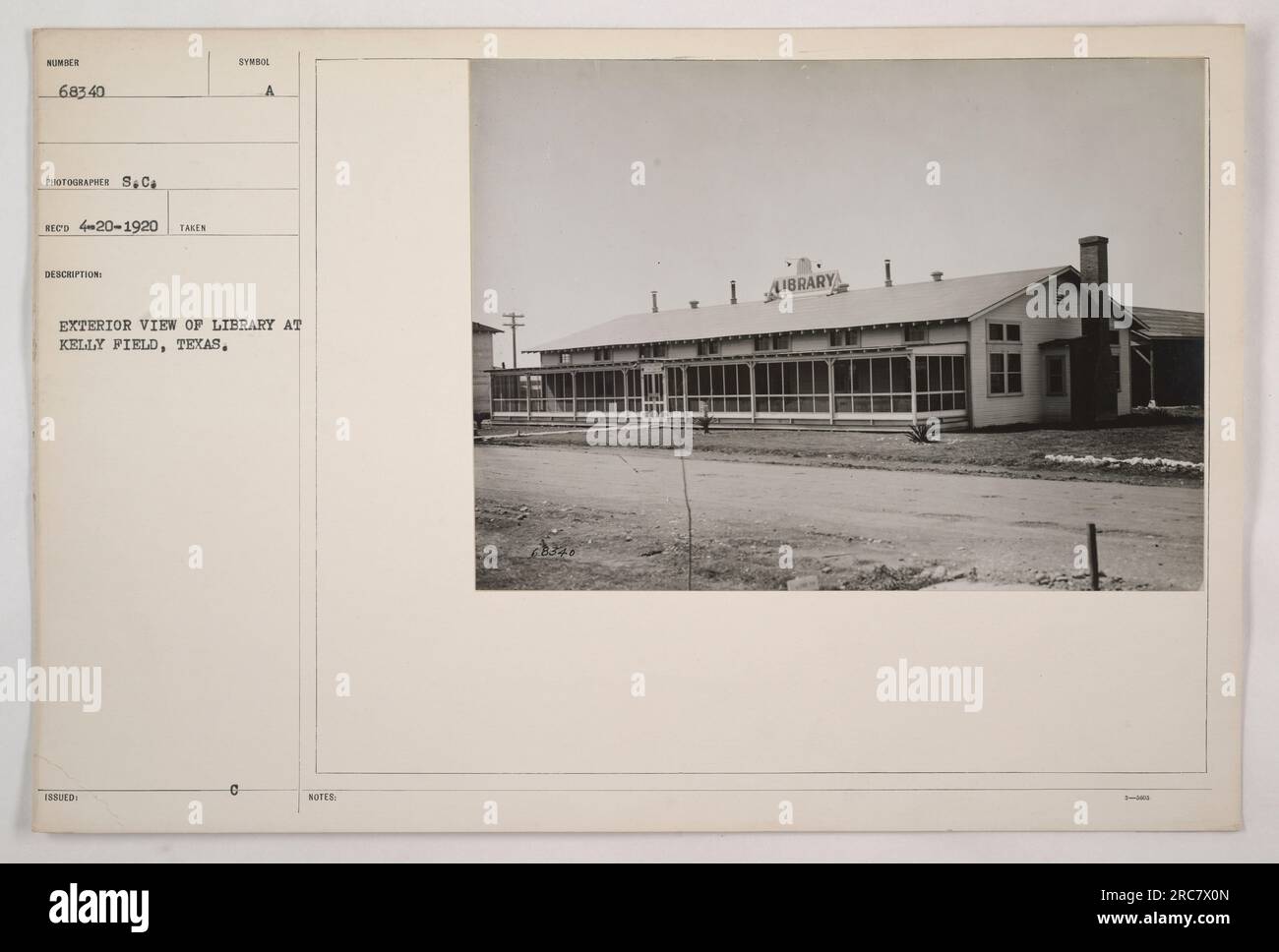 Außenansicht der Bibliothek in Kelly Field, Texas. Dieses Foto wurde am 20. April 1920 aufgenommen und zeigt das Design und die Umgebung des Gebäudes. Die Bibliothek, identifiziert mit Symbol 188UED A, diente Militärpersonal, das im Ersten Weltkrieg auf Kelly Field stationiert war Weitere Hinweise weisen auf die Funktion als Bibliothek hin. Stockfoto